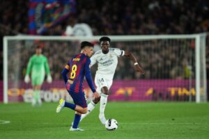Piłkarze Realu Madryt i Barcelony podczas meczu El Clasico