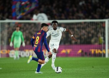 Piłkarze Realu Madryt i Barcelony podczas meczu El Clasico