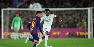 Piłkarze Realu Madryt i Barcelony podczas meczu El Clasico