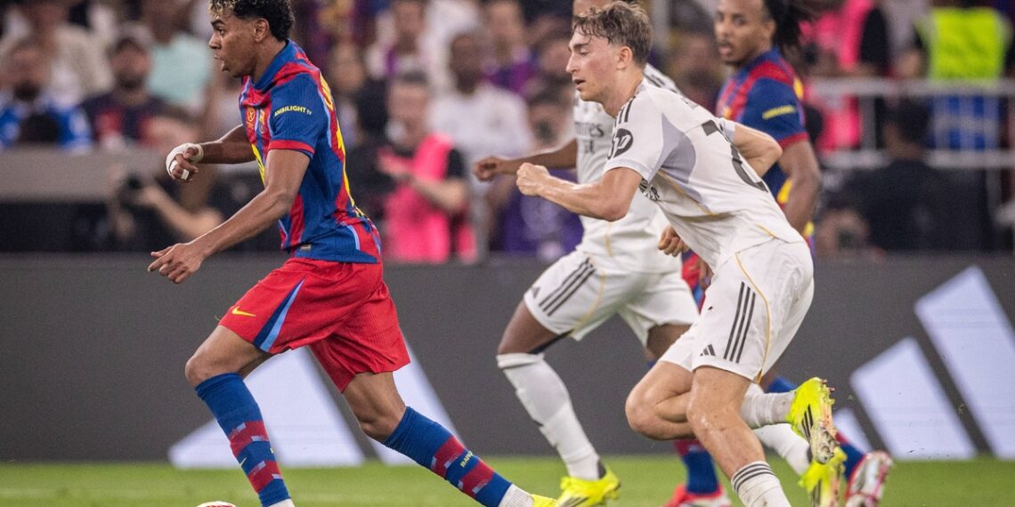 Piłkarze Barcelony i Realu Madryt w akcji podczas El Clasico