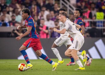 Piłkarze Barcelony i Realu Madryt w akcji podczas El Clasico
