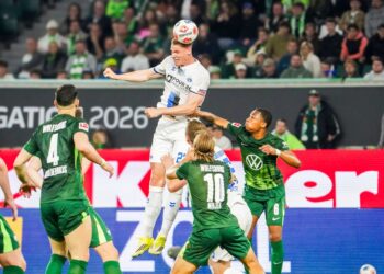 Zawodnicy Paderborn i Wolfsburgu na boisku