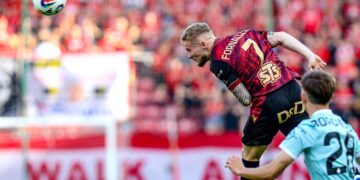 Piłkarze Widzewa i Piasta podczas meczu Ekstraklasy