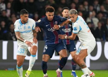 Zawodnicy PSG i Oly,pique Marsylii walczą w tabeli Ligue 1