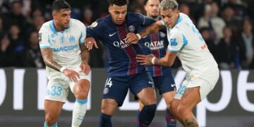 Zawodnicy PSG i Oly,pique Marsylii walczą w tabeli Ligue 1