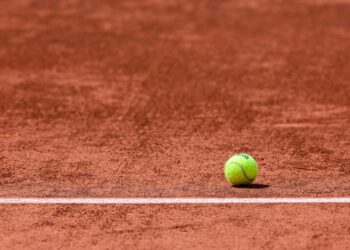 Kort główny Roland Garros i piłka