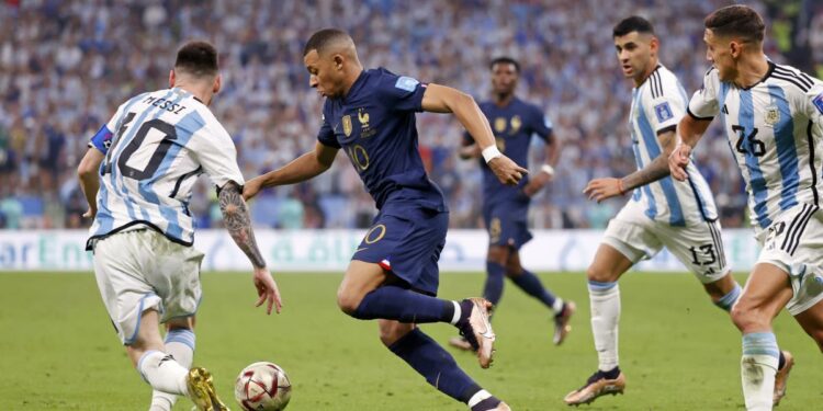 Kylian Mbappe i Lionel Messi walczący o króla strzelców MŚ 2026