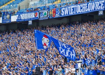 Kibice Ruchu Chorzów podczas meczu I ligi na Stadionie Śląskim