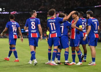 Piłkarze PSG celebrują gola na stadionie w Paryżu