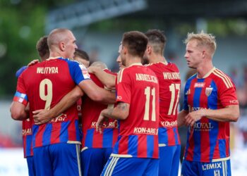 Zawodnicy Polonii Bytom przed meczem z Widzewem II