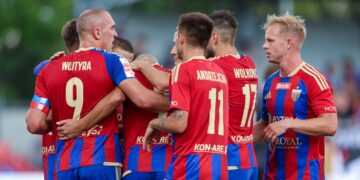 Zawodnicy Polonii Bytom przed meczem z Widzewem II