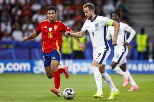 Rodri z Hiszpanii i Harry Kane z Anglii w walce o piłkę