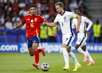 Rodri z Hiszpanii i Harry Kane z Anglii w walce o piłkę