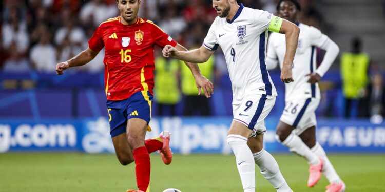 Rodri z Hiszpanii i Harry Kane z Anglii w walce o piłkę
